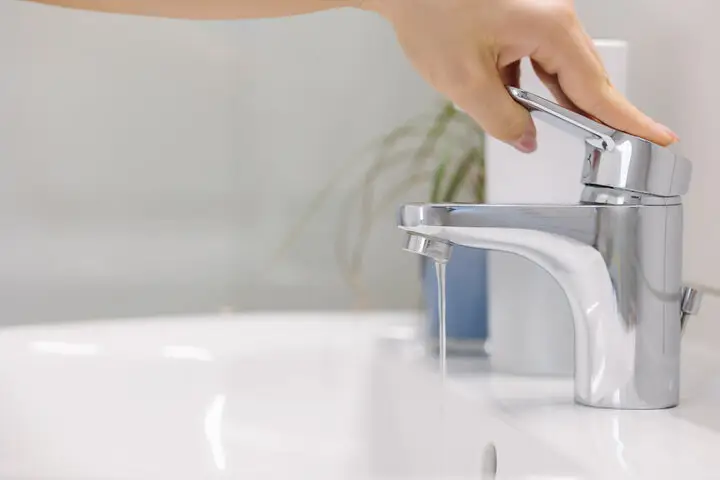 3 astuces simples pour récupérer l&rsquo;eau à la maison et économiser